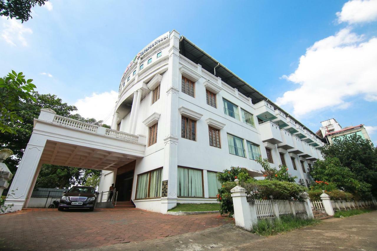 Hotel Meadows International Kizhake Chālakudi Dış mekan fotoğraf