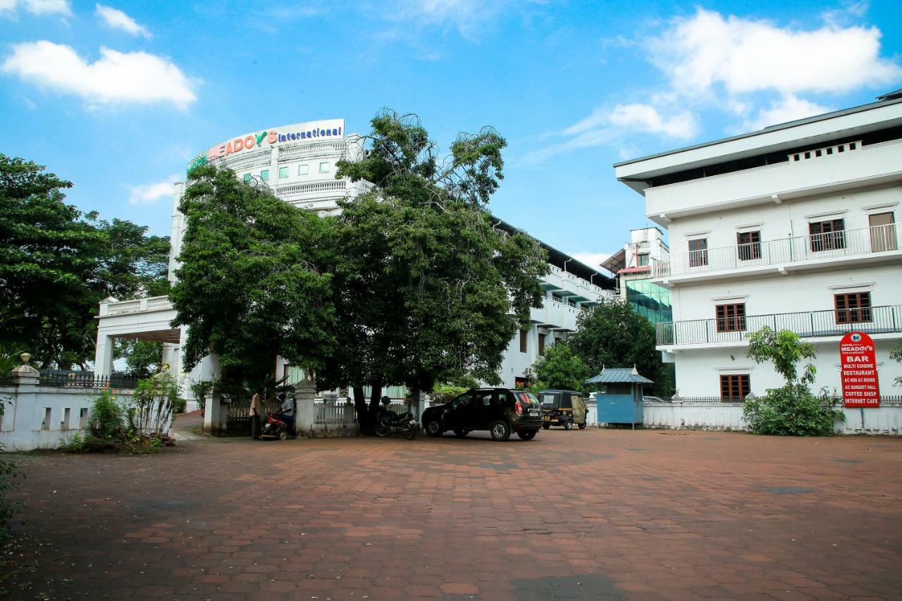Hotel Meadows International Kizhake Chālakudi Dış mekan fotoğraf