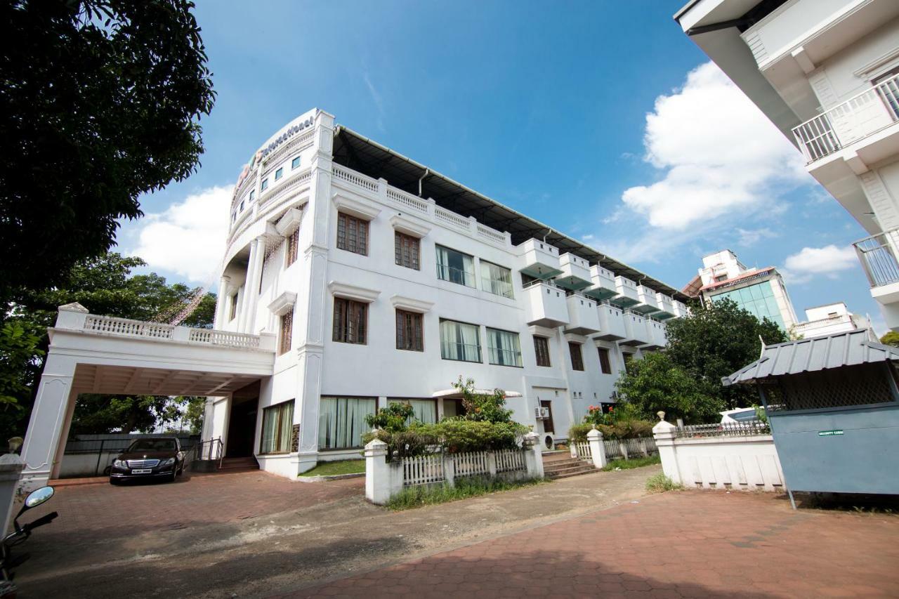 Hotel Meadows International Kizhake Chālakudi Dış mekan fotoğraf