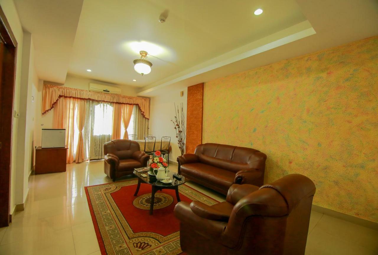 Hotel Meadows International Kizhake Chālakudi Dış mekan fotoğraf