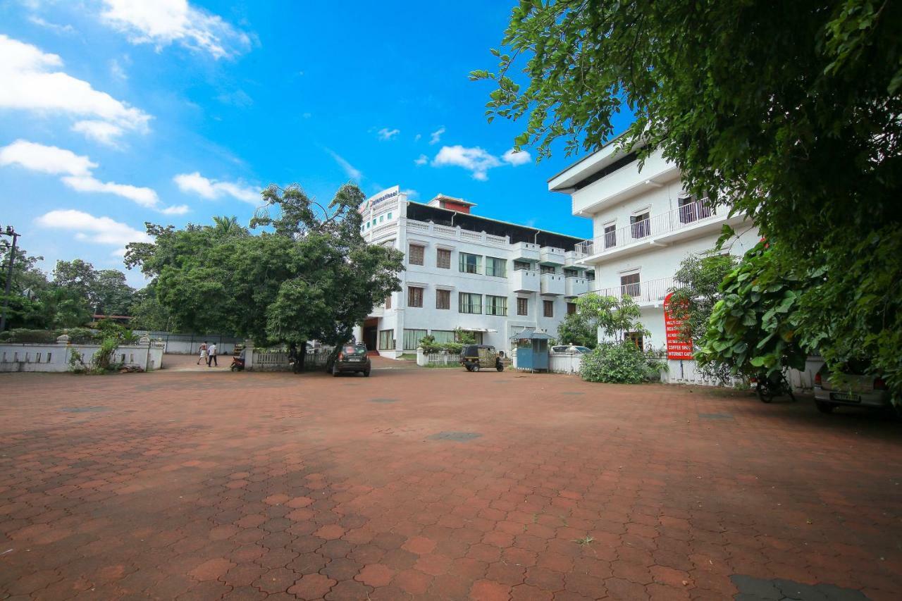 Hotel Meadows International Kizhake Chālakudi Dış mekan fotoğraf