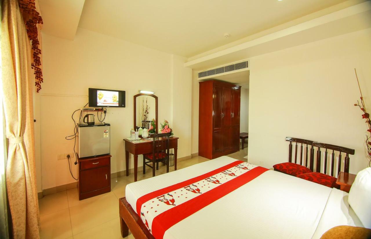 Hotel Meadows International Kizhake Chālakudi Dış mekan fotoğraf