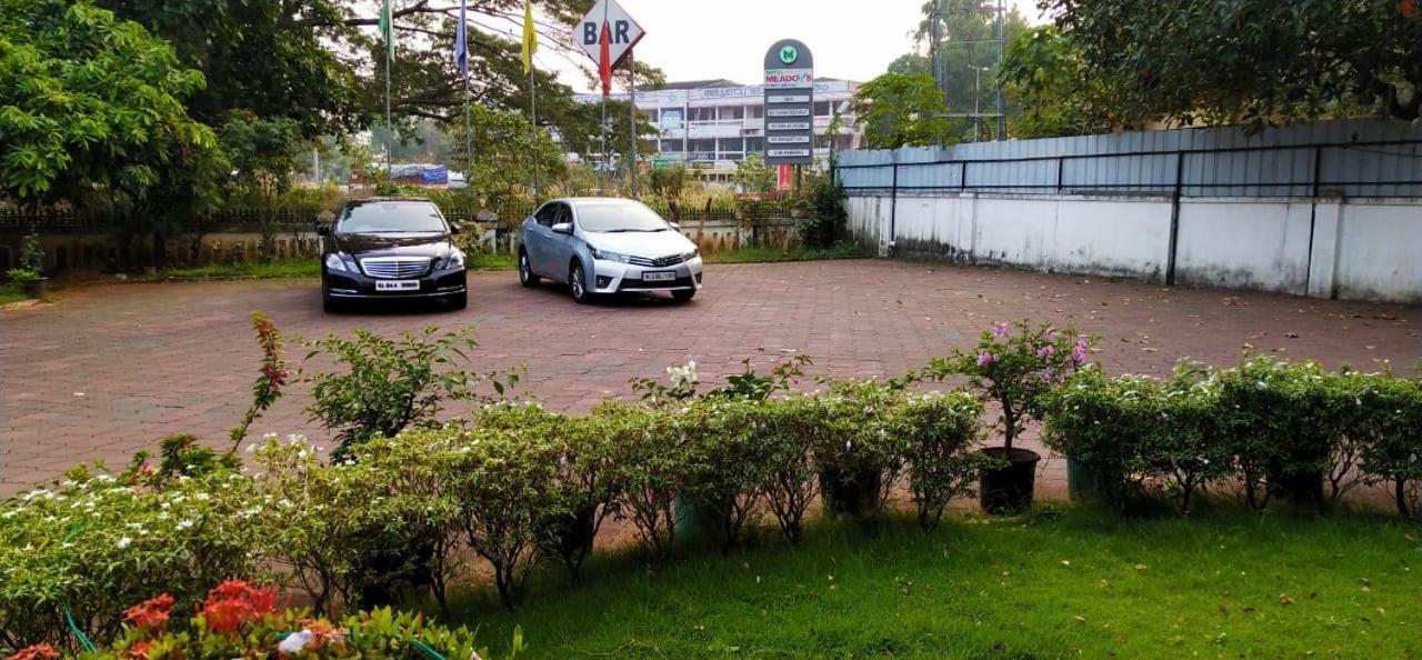 Hotel Meadows International Kizhake Chālakudi Dış mekan fotoğraf