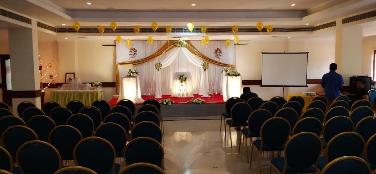Hotel Meadows International Kizhake Chālakudi Dış mekan fotoğraf