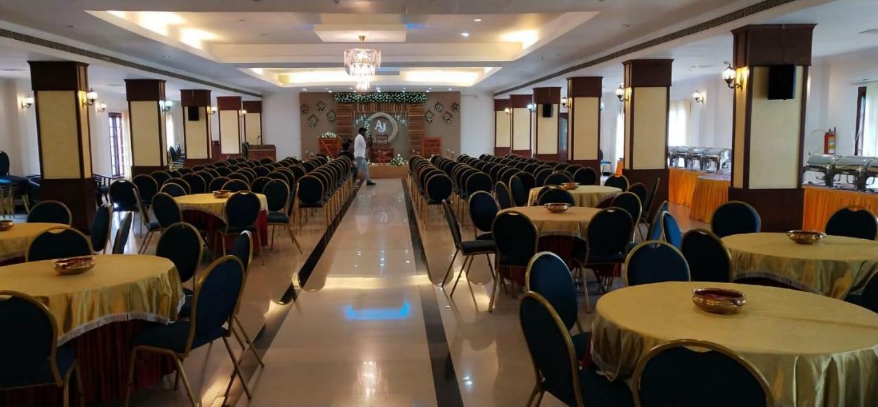 Hotel Meadows International Kizhake Chālakudi Dış mekan fotoğraf